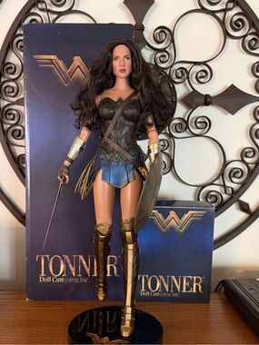 Tonner Wonder Woman Collectible Action Vinyl Doll Gal Gadot Limited Edition